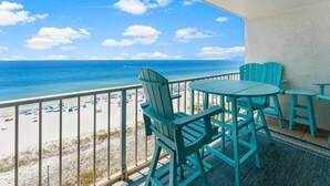 Un balcon avec vue sur la plage et l’océan.