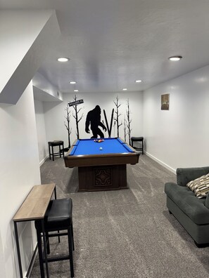 Games room - Photo Op with Sasquatch 2 min walk to Silver Mtn (Kellogg)