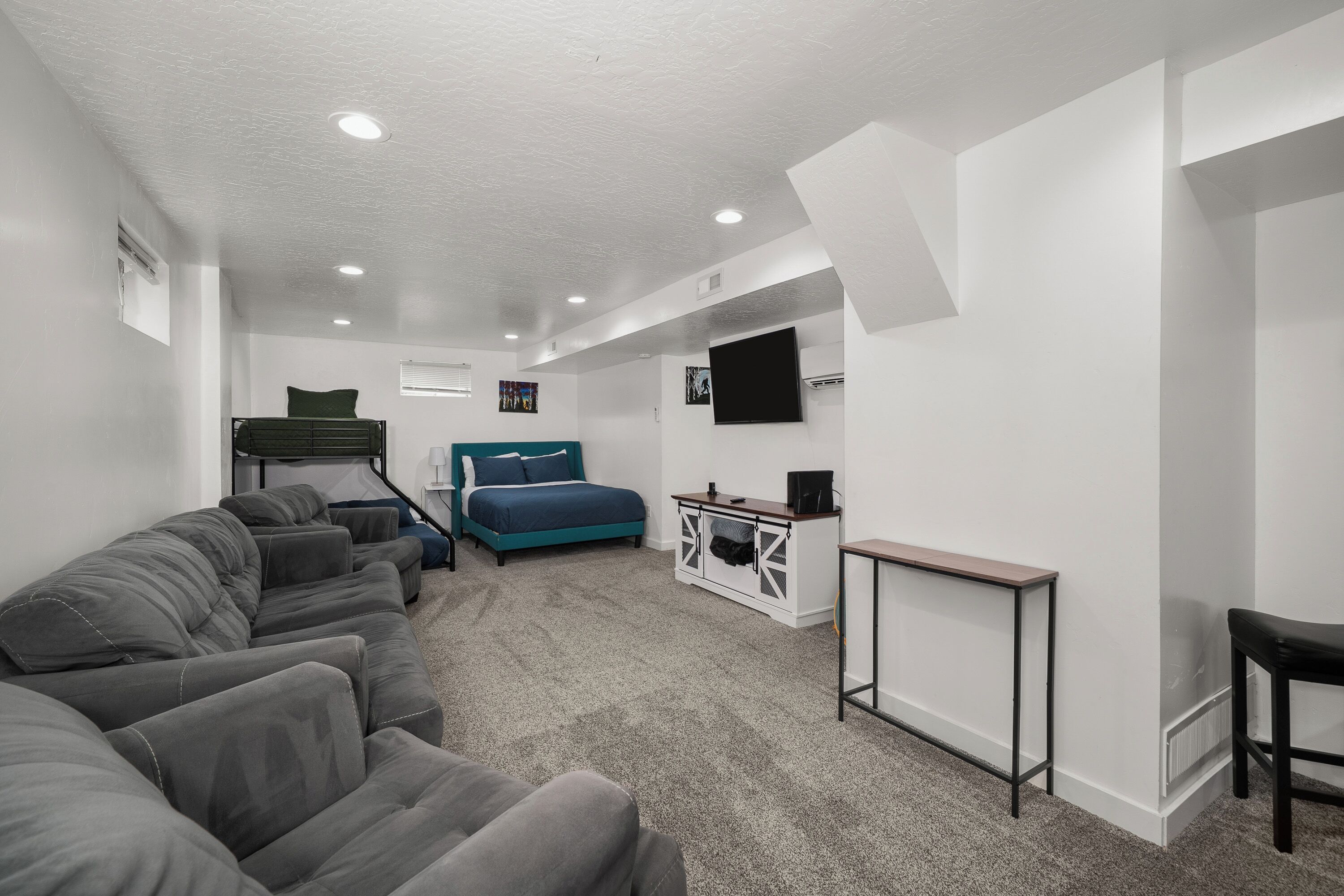 3 多间卧室、办公桌、免费 WiFi、床单