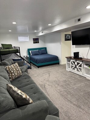 3 bedrooms, desk, free WiFi, bed sheets - Photo Op with Sasquatch 2 min walk to Silver Mtn (Kellogg)