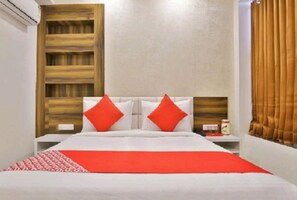 Free WiFi, bed sheets - HOTEL SR (Vadodara)