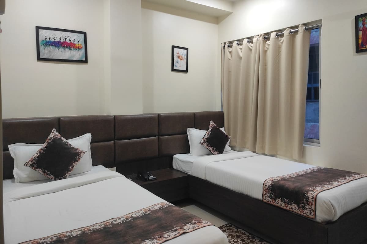 Ropa de cama de alta calidad y espacio para trabajar con laptop