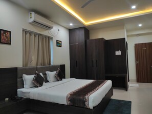 Premium bedding, laptop workspace, free WiFi, bed sheets - Hotel Paradise (Biswanath)