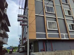 Un edificio de varios pisos con letreros que indican un restaurante, salón de banquetes y cafetería.
