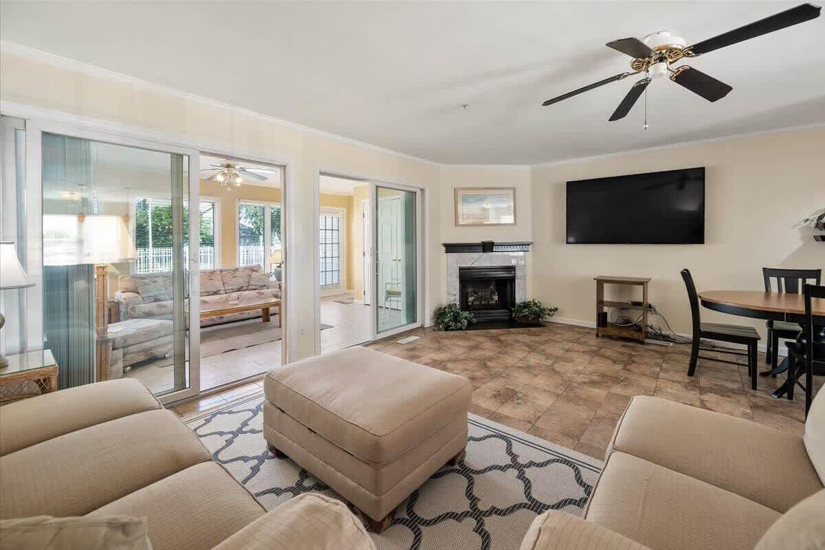 Large Townhome w/ Lots of Space and Outdoor Pool