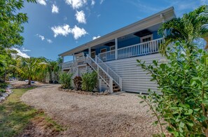 Exterior - Elbow Joint: Comfortable Island Escape in White Sound near Firefly Resort (Hope Town)