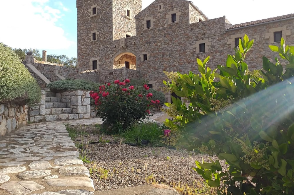 FOCALION CASTLE LUXURY SUITES