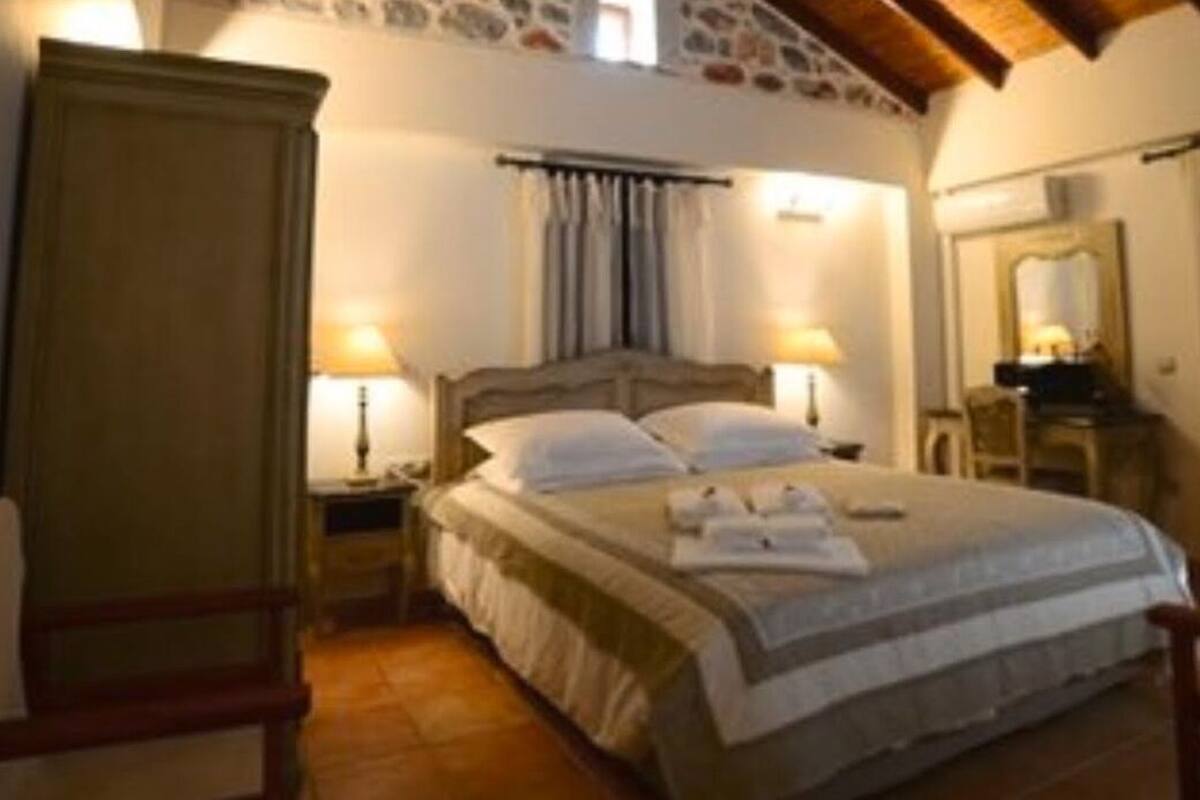 Queen Suite | 1 bedroom, hypo-allergenic bedding available, down comforters