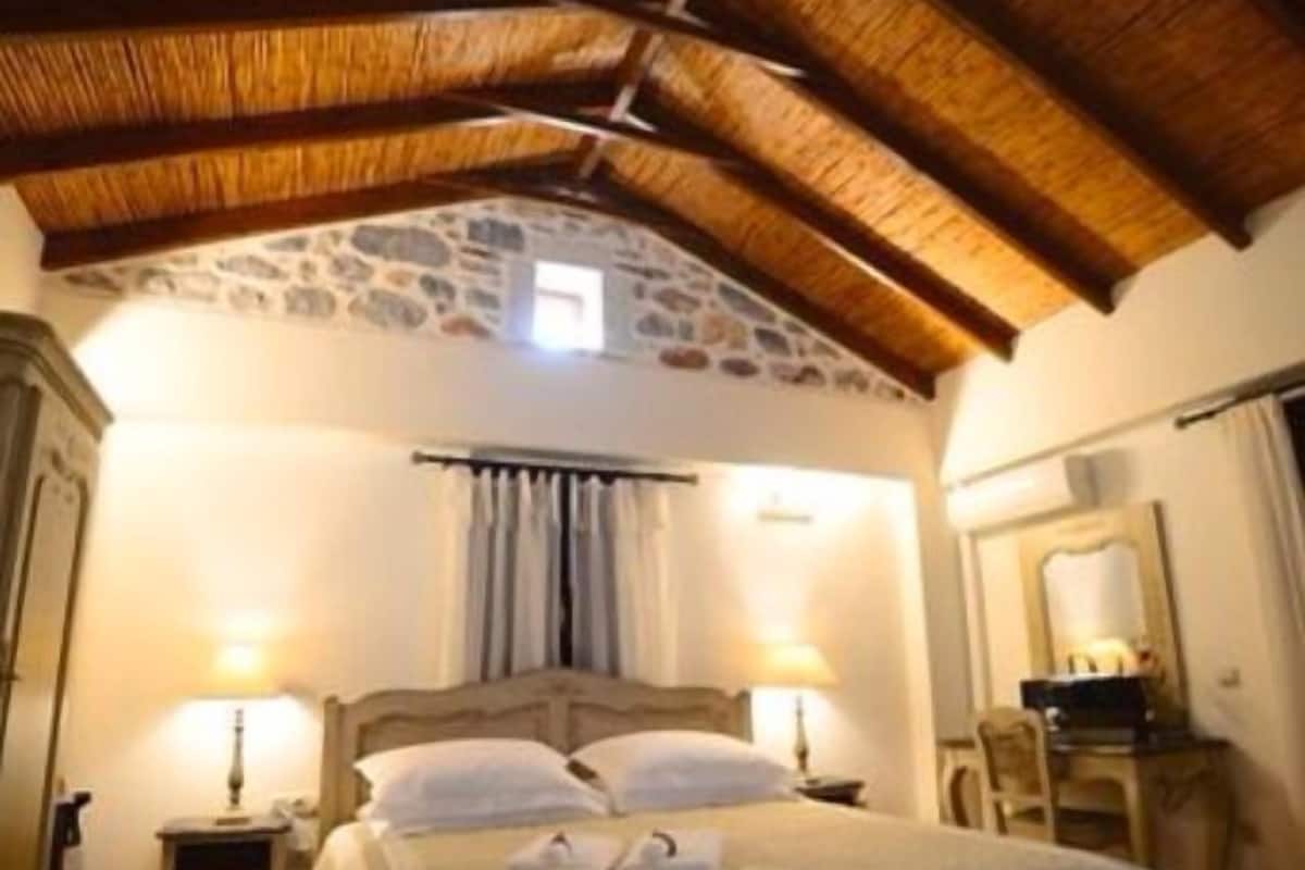 King Suite | 1 bedroom, hypo-allergenic bedding available, down comforters