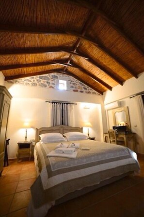 King Suite | Hypo-allergenic bedding, down duvets, in-room safe