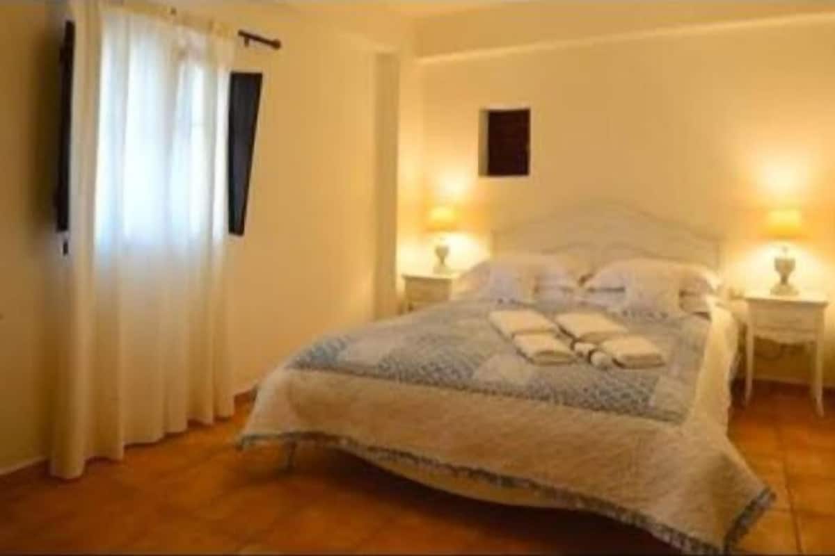 Deluxe Suite | 1 bedroom, hypo-allergenic bedding available, down comforters