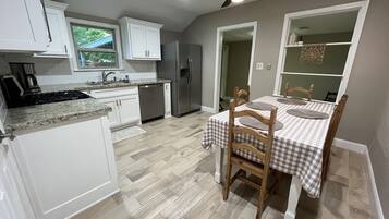 Mikrowelle, Ofen, Herdplatte, Geschirrspüler