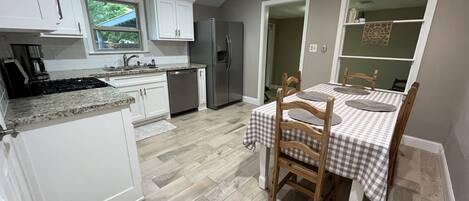 Mikrovågsugn, ugn, spishäll och diskmaskin