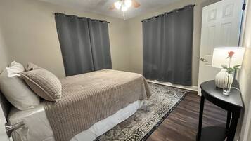 2 Schlafzimmer, Schreibtisch, Bügeleisen/Bügelbrett, kostenloses WLAN