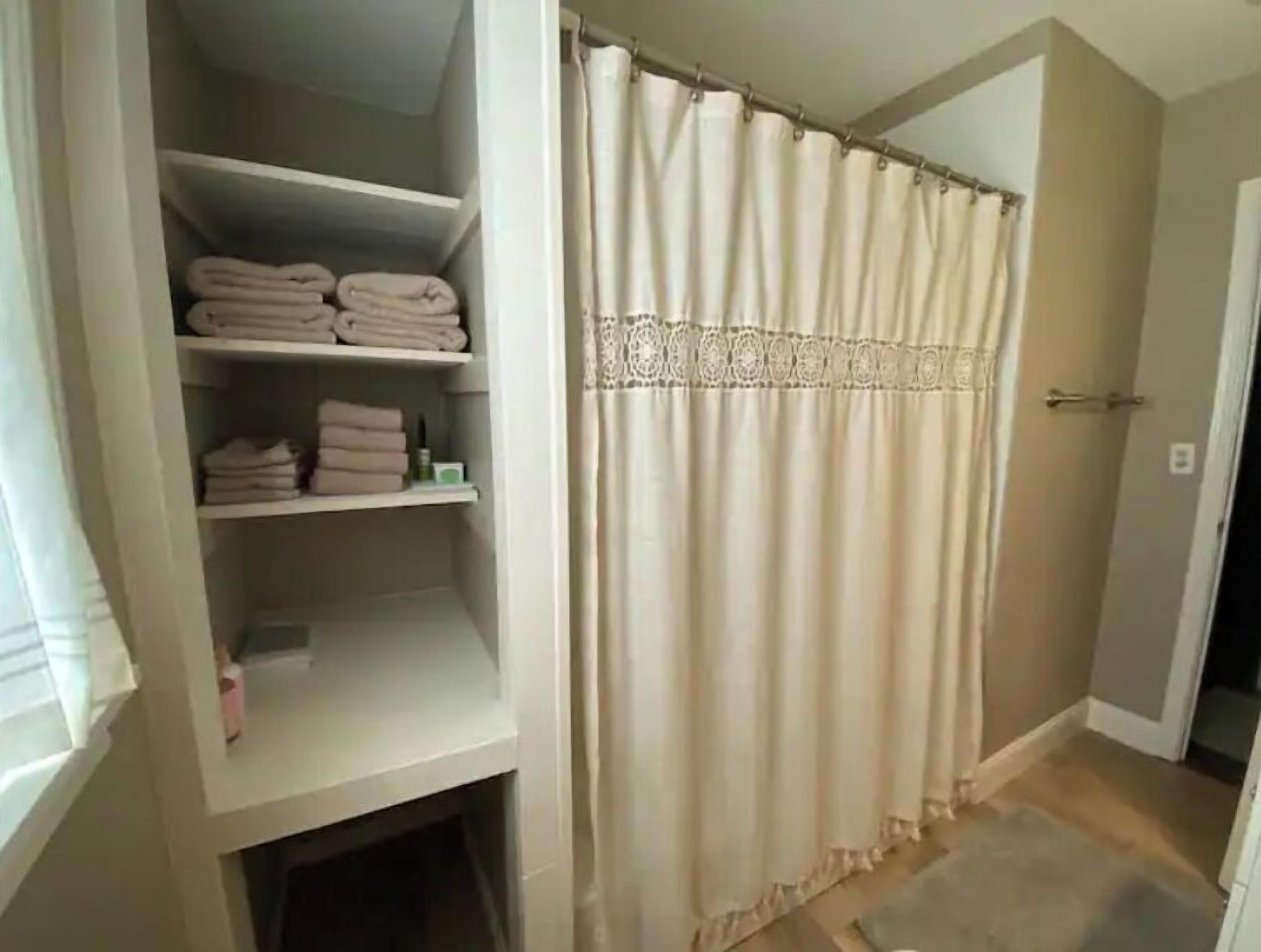 Kombination af bruser/badekar, hårtørrer, håndklæder, Sæbe