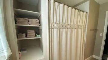 Duschwanne, Haartrockner, Handtücher, Seife