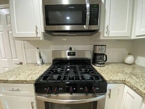 Micro-ondas, fogão, cooktop, lava-louças