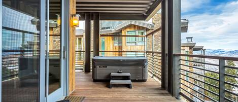 Suite, 5 Bedrooms | Balcony