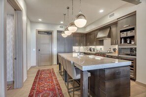 Studio | Private kitchen - Premium One Bedroom Studio Apartment Hotel by Redawning (Park City)