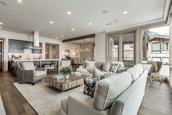 Suite, 2 Bedrooms | Ruang tamu | Pendiangan