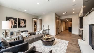 Suite, 3 habitaciones | Sala de estar | Chimenea