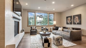 Suite, 3 Schlafzimmer | Wohnzimmer | Kamin