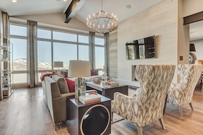 Suite, 2 Bedrooms | Ruang tamu | Pendiangan