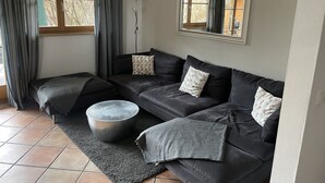 TV, DVD-spiller, bøker og stereoanlegg