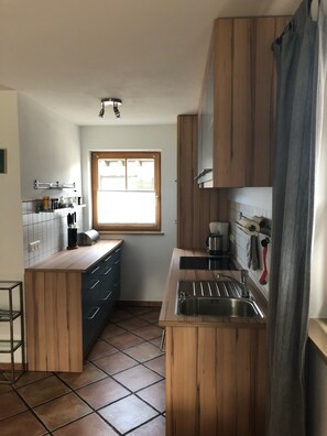 Kylskåp, mikrovågsugn, ugn och spishäll