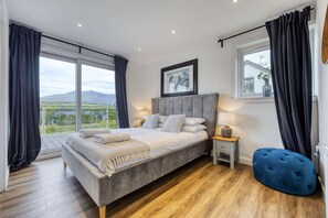 3 bedrooms, iron/ironing board, travel cot, WiFi - Loch Awe Lodge with Stunning Views Ardbrecknish (Ardbrecknish)