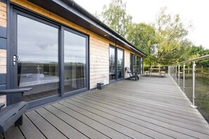Terrace/patio - Loch Awe Lodge with Stunning Views Ardbrecknish (Ardbrecknish)