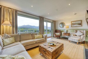 TV, offices - Loch Awe Lodge with Stunning Views Ardbrecknish (Ardbrecknish)