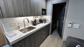 Réfrigérateur, micro-ondes, cafetiÚre/bouilloire, bouilloire électrique