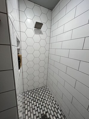 Douche, serviettes fournies, savon, shampooing