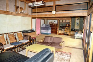 A traditional Japanese-style room with tatami flooring, a low wooden ceiling, and a tatami mat sofa. - Pet friendly private lodge OMOTENASHI LODGE　YOUYOU (空知郡上富良野町)