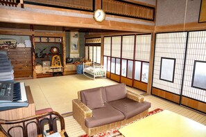 A traditional Japanese room with tatami flooring, a tatami mat sofa, a piano, and a crib. - Pet friendly private lodge OMOTENASHI LODGE　YOUYOU (空知郡上富良野町)