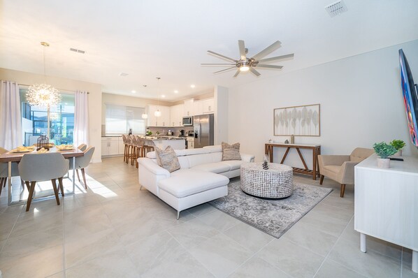 TV - AY1696 Solara Resort 4 Beds 4.5 Baths Private Pool & Free Waterpark (Kissimmee)