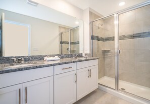 Shower, hair dryer, towels - AY1696 Solara Resort 4 Beds 4.5 Baths Private Pool & Free Waterpark (Kissimmee)