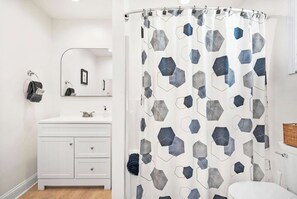 Badewanne, Haartrockner, Handtücher