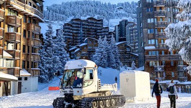 A snow-covered area with a snowplow and people walking. - Rental Apartment 2 room 26 M2 - Alps - Avoriaz - Douchka - Falaise (Morzine)