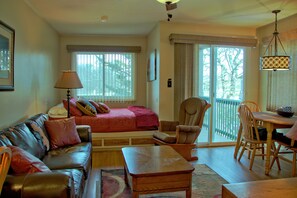 Tabla de planchar con plancha, wifi gratis y ropa de cama