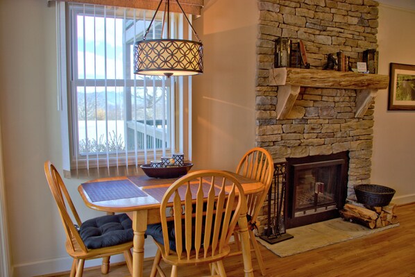 Dining - 1107 Pinnacle Resort Suite Walk to Sledding Hill (Beech Mountain)