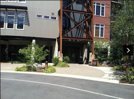Exterior. Family Fun with Murphy Bunkbeds at Silver Mtn Resort