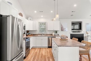 Refrigerador, microondas, horno y parrilla de estufa