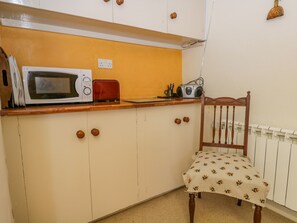 Fridge, electric kettle, toaster, cookware/dishes/utensils - 2 Gateside Cottages (Coniston)