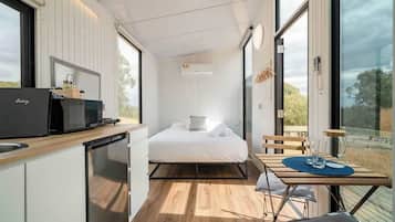 1 bedroom, desk, WiFi, bed sheets
