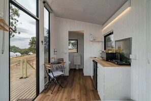 Refrigerador, microondas, parrilla de estufa y cafetera y tetera 