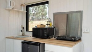 Eine kleine Küche mit Mikrowelle, Toaster und Geschirrspüler.