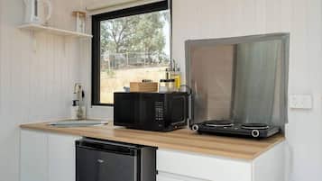 Refrigerador, microondas, parrilla de estufa y cafetera y tetera