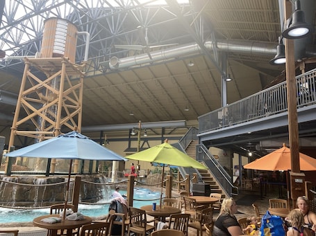 Outdoor dining. Studio Resort Room at Silver Mtn Resort to Ski/Board or Bike 30 min to Hiawatha